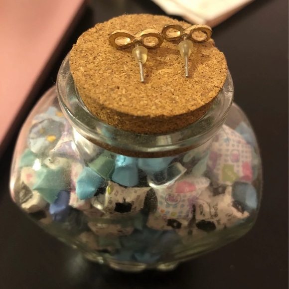 Infinity sign stud earring - Picture 2 of 2